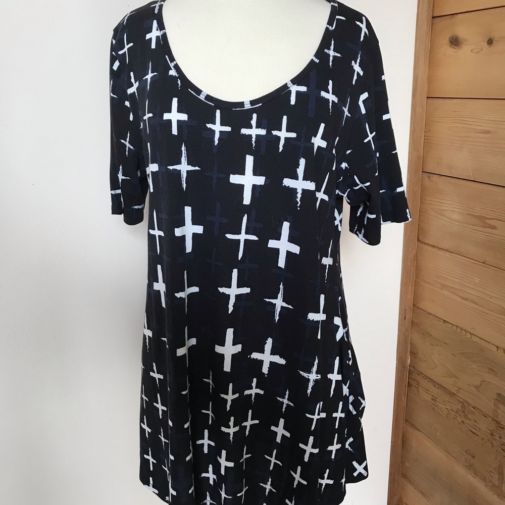 Woman’s black & white shirt, size XL, Simple Comfortable, poly & spandex, ss